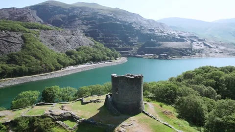 Dolbadarn Castle, landmark in Llanberis Pass, northern Wales. Beautiful his.. Vídeos de archivo 339908291