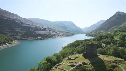Dolbadarn Castle, landmark in Llanberis Pass, northern Wales. Beautiful his.. Stockbeeldmateriaal 339908341
