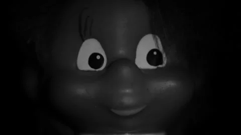 Doll in the dark 库存影片 87018387