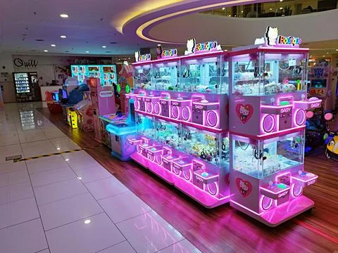 Doll Park Crane Claw Machine in a shopping mall 스톡 사진