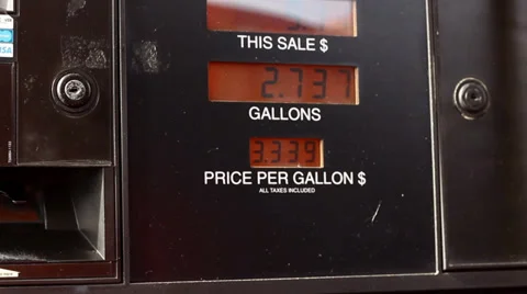 Dollar amount going up on gas pump 스톡 동영상 33578463