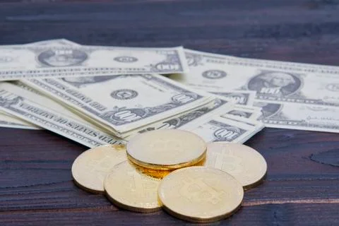 Dollar banknotes and Bitcoins on a table Foto stock