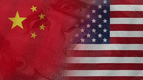 A dollar bill against the backdrop of the flags of the United States and Chin Vídeo Stock 343399924
