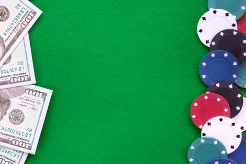 Dollar notes and poker chips on green felt background Foto stock