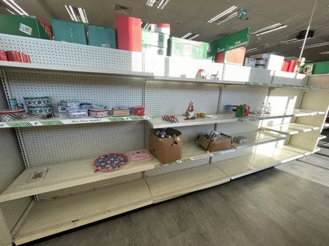 Dollar Tree retail store empty display shelves Foto stock