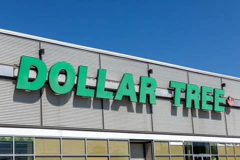 Dollar Tree retail store sign on building exterior Stock Photos