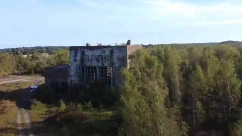 Dolly up and forward over an abandoned coal mine building 動画素材 162910523