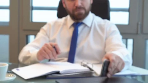 Dolly close up on businessman's hands browsing smartphone, office 库存影片 73422089