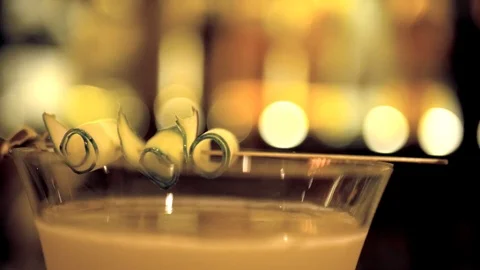 Dolly in Cucumber Gin Martini close up at a bar Stockbeeldmateriaal 118538991