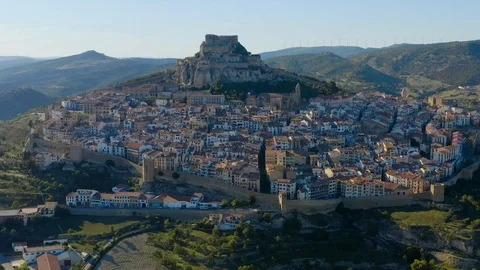 Dolly effect (Dolly Zoom) on the old walled city of Morella Vídeos de archivo 110368857
