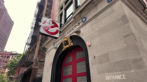 Dolly Establishing Shot of Ghostbusters Fire House Vídeos de archivo 279693355