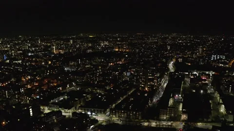 Dolly forward drone shot over residential buildings London at night Vidéo 143922384