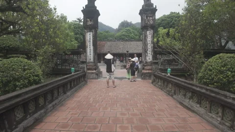 Dolly forward towards Hoa Lu temple on a cloudy day Видео 290076280