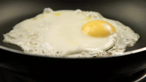 DOLLY: Fried eggs on the pan Видео 141978513