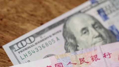 Dolly movement from $100 US bill to 100 yuan Chinese money Vídeos de archivo 71104691