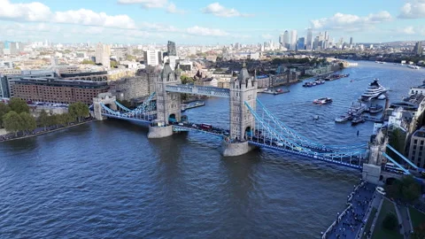 Dolly out tower bridge river thame blue sky Stock Footage 346099043