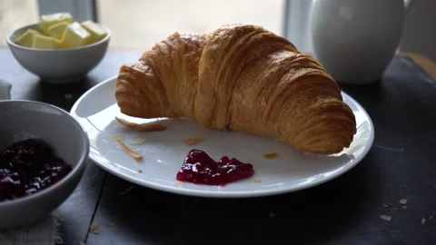 Dolly pan away from crossaint with jam. 4k breakfast food footage Vidéo 170115251