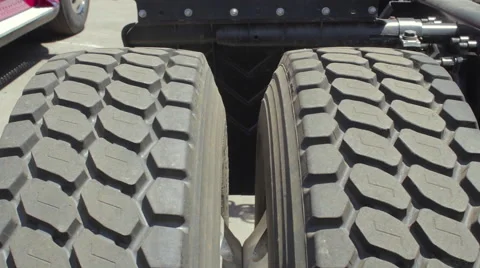 Dolly pan close up of freight liner truck dual tires 스톡 동영상 60032638