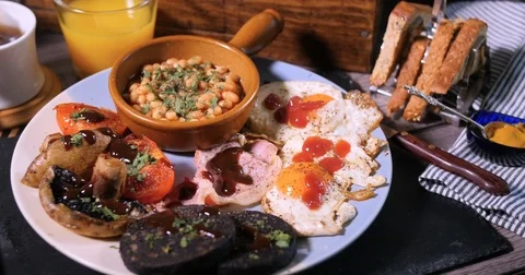 Dolly panning view of a mighty full English breakfast 動画素材 72621326