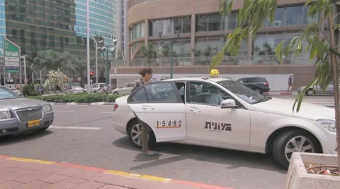 Dolly of passanger going into cab and driving away Video stock 7700696