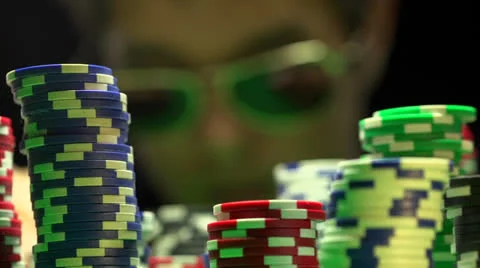 Dolly in from poker chips to player Vídeo Stock 22949230