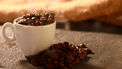 Dolly shoot of cofee beans in espreso cup on concret base Stockbeeldmateriaal 129095070