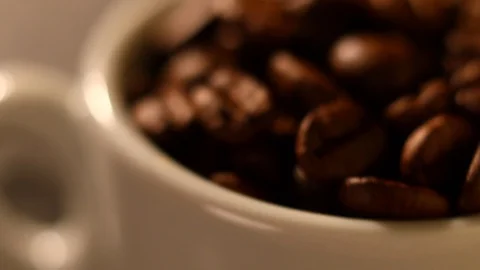 Dolly shoot of cofee beans in espreso cup on concret base Stockbeeldmateriaal 129095135