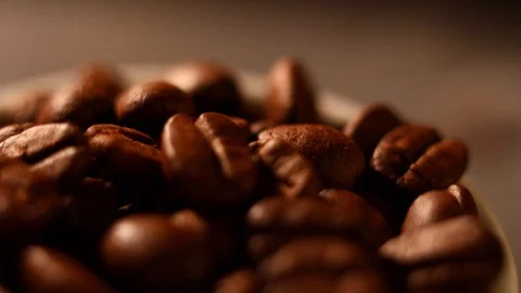 Dolly shoot of cofee beans in espreso cup on concret base Stockbeeldmateriaal 129095145