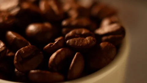 Dolly shoot of cofee beans in espreso cup on concret base Stockbeeldmateriaal 129095319