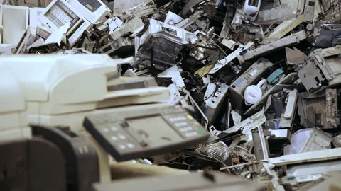Dolly shot of dump of old office equipment. Broken outdated electronic devices. Vídeo Stock 143972549