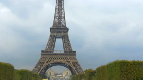 Dolly shot of the eiffel tower seen from champs de mars Stock Footage 56652186