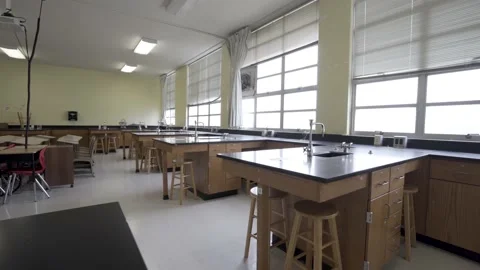 Dolly shot of Empty Science Classroom 库存影片 145990133