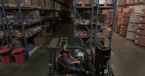 Dolly shot of a forklift driver 動画素材 76225541
