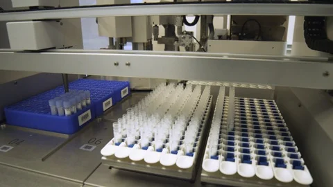 Dolly shot of a machine used to take caps off of virus samples. Stock Footage 127533207