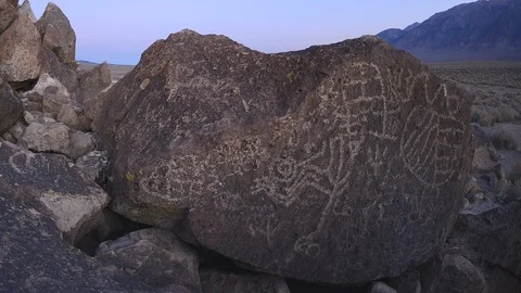 Dolly shot time lapse at dawn of a sacred Owens Valley Paiute petroglyph site in Vidéo 107556706
