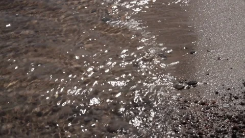 Dolly shot of waves on the shore Vídeos de archivo 105614745
