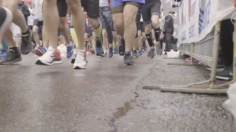 Dolly shot wide angle of marathon runner at starting line 動画素材 109449581