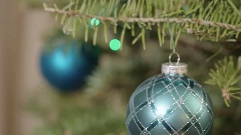 Dolly slider movement shot of a red bulb ornament decorating a Christmas tree. 動画素材 71126576