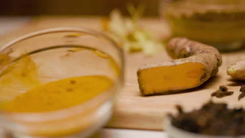 Dolly from spices to ginger on a cutting board Vidéo 164629213