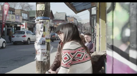Dolly from street corner Vidéo 57056023