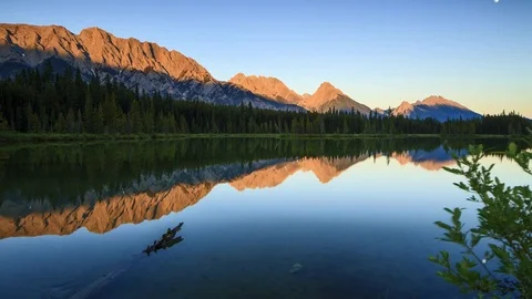 Dolly sunset time lapse at Spillway Lake in Kananaskis Country Vidéo 78056649