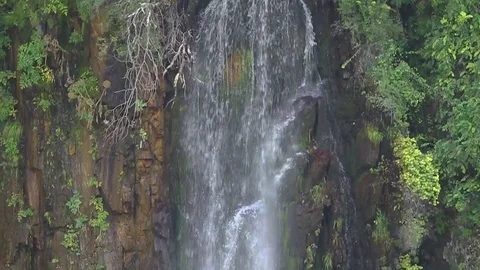 Dolly Waterfall in to the river 库存影片 84041264