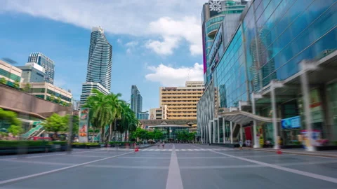 Dolly zoom hyperlapse video of walking outside a huge shopping mall in Bangkok Video stock 280387986