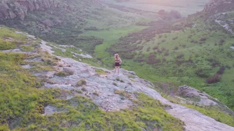A dolly zoom or vertigo effect shot of a female trail runner Stock Footage 265443862