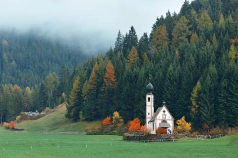 Dolomites church Stock-Fotos