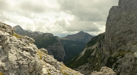 Dolomites dramatic limestone canyon towering cliffs deep alpine valley swee.. 스톡 사진