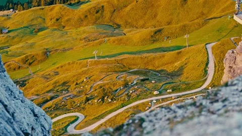 Dolomites Mountain Landscape Featuring a Winding Trail at Golden Sunrise Vidéo 331165091