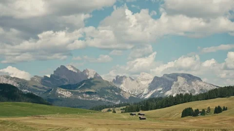 Dolomites Mountain Landscape Time Lapse with Moving Clouds over Meadows 库存影片 331165825