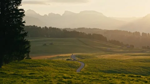 Dolomites Mountain Sunrise Journey Along a Winding Road in Alpine Meadows 库存影片 331164053