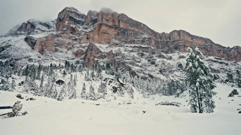 Dolomites Winter Hike with a Backpacker Trekking Through the Snowy Mountains 库存影片 331165429